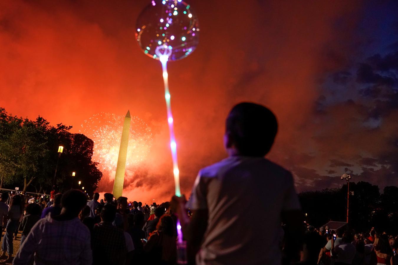 Ciudadanos viendo el espectáculo de fuegos artificiales en Washington. 