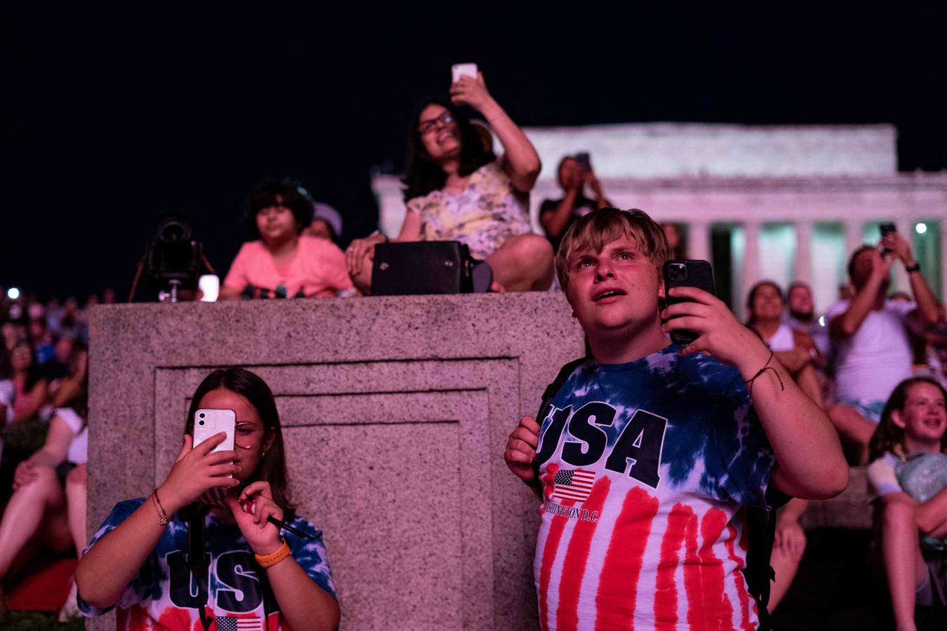 Los visitantes contemplan los fuegos artificiales en Washington. 