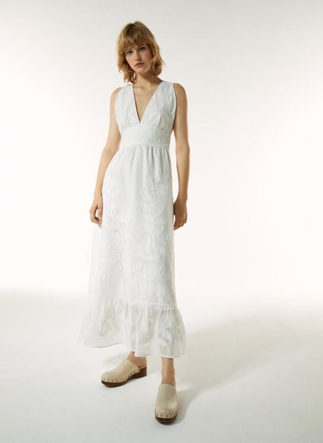 Uterqüe - Vestidos blancos de rebajas. Vestido con hojas bordadas y corte imperio, de Uterqüe. Precio: 159€