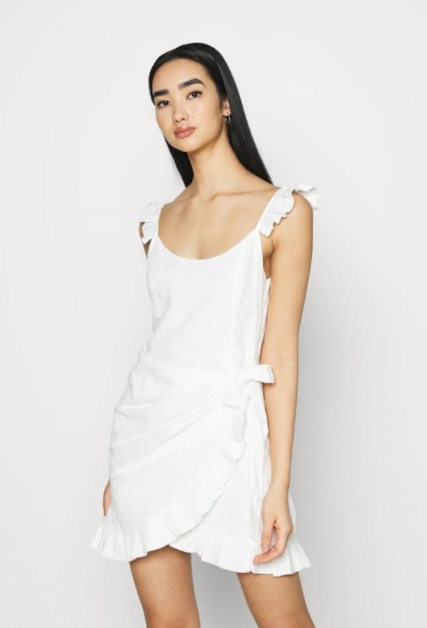 NA-KD - Vestidos blancos de rebajas. Vestido con escote cruzado y volantes, de NA-KD. Precio: 32,95€