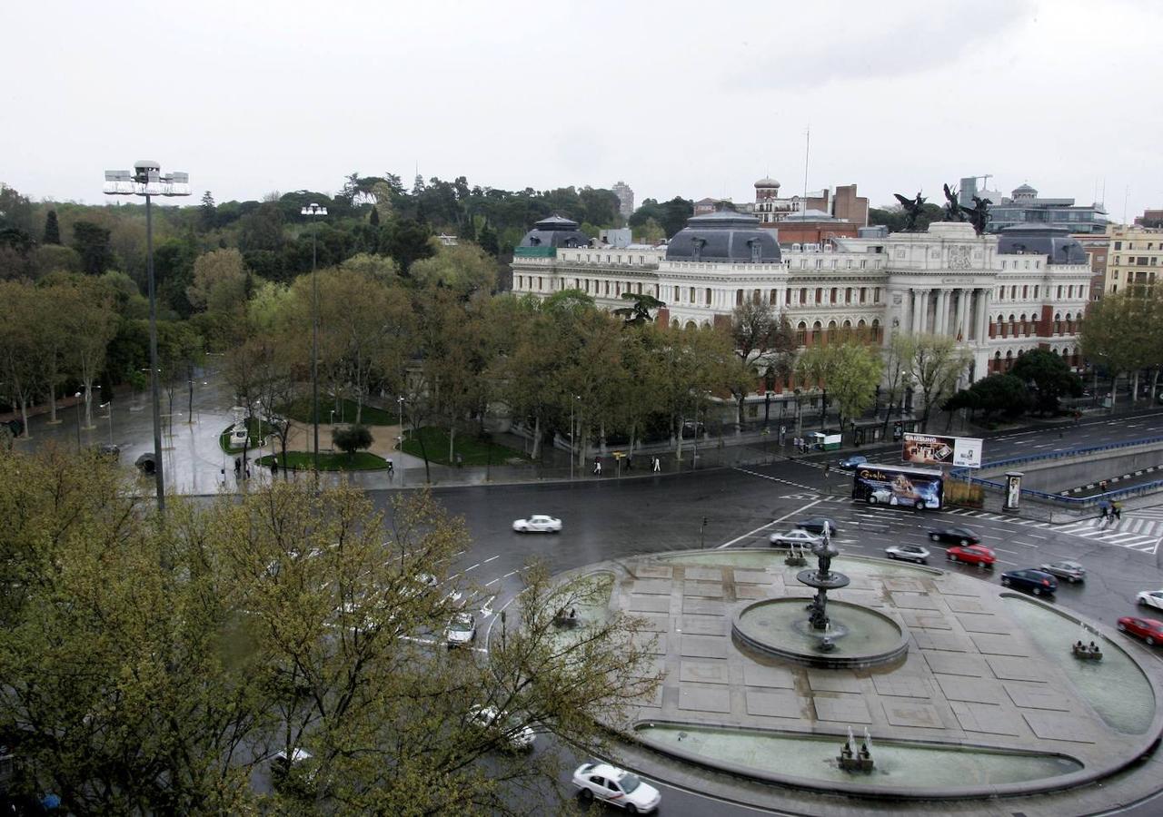 La glorieta actual de Atocha. El enorme 'scalextric' de Atocha se derribó en 1985, 17 años despuñes de su construcción. En la imagen, la vista de la plaza despejada de Carlos V.