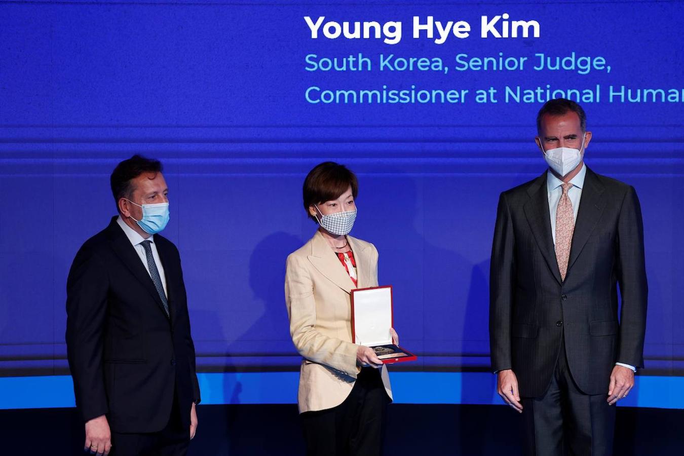 El rey Felipe entrega la medalla de honor a Young Hye Kim, jueza superior , en presencia del presidente de la Asociación Mundial de Juristas, Javier Cremades-García (i) durante el Congreso que la Asociación. 