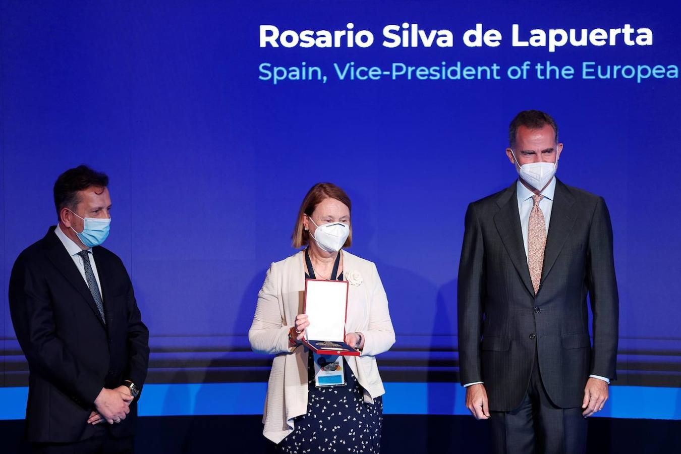 El rey Felipe entrega la medalla de honor a la vicepresidenta del Tribunal de Justicia de la Unión Europea (TJUE), Rosario Silva de la Puerta , en presencia del presidente de la Asociación Mundial de Juristas, Javier Cremades-García (i) durante el Congreso que la Asociación Mundial de Juristas ha celebrado este lunes. 