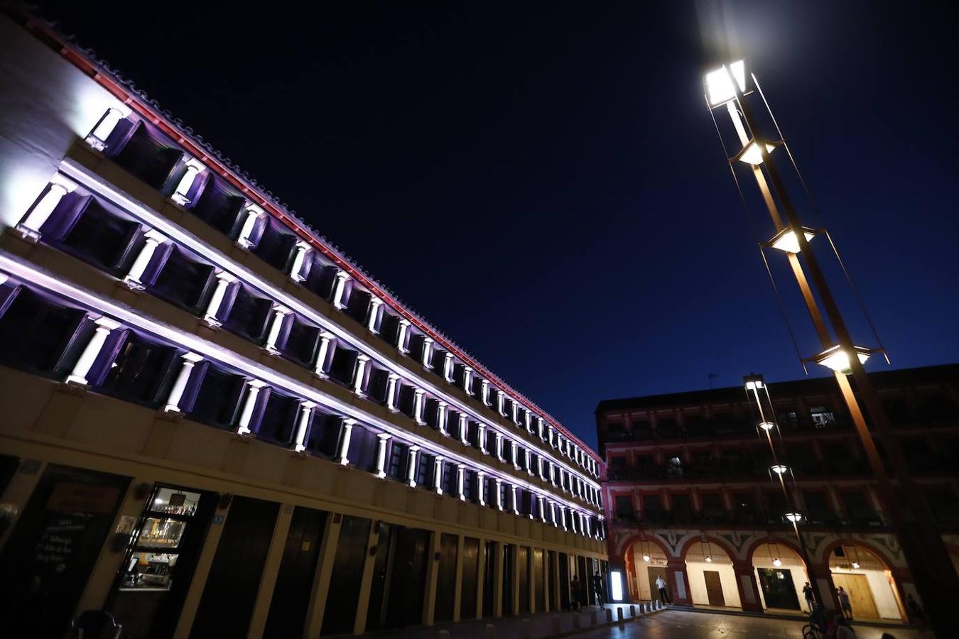 La iluminación del edificio de UCOCultura de Córdoba, en imágenes