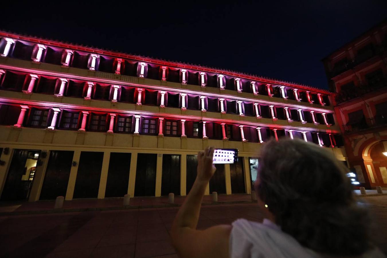 La iluminación del edificio de UCOCultura de Córdoba, en imágenes