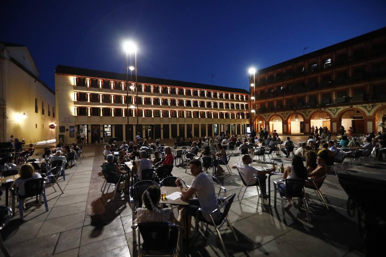 La iluminación del edificio de UCOCultura de Córdoba, en imágenes