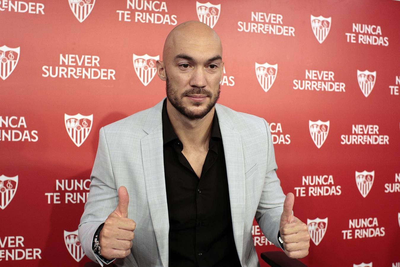 Presentación del nuevo portero del Sevilla Marko Dmitrovic