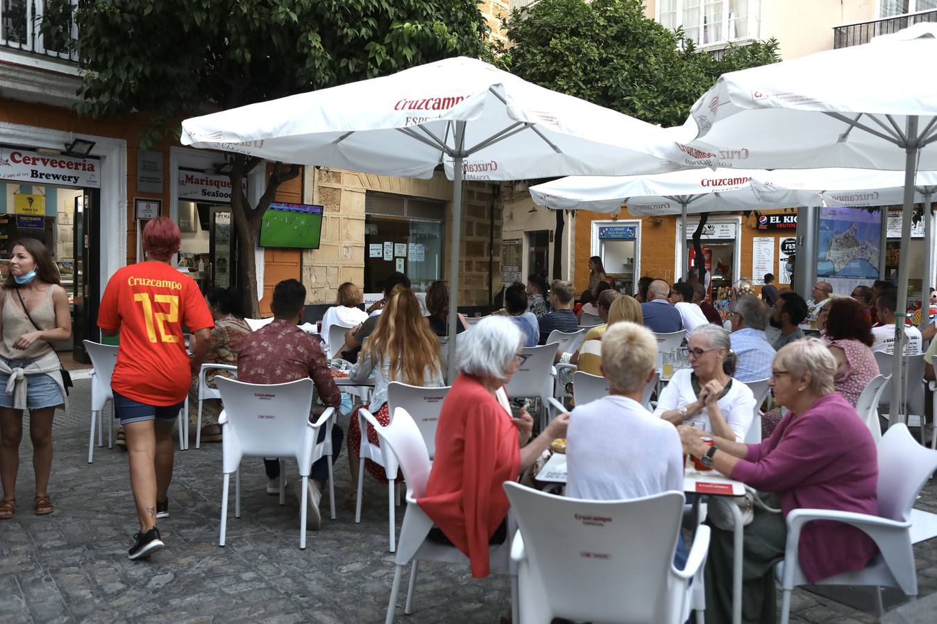 FOTOS: Ilusión y lágrimas en Cádiz con el partido de la Selección ante Italia en la Eurocopa