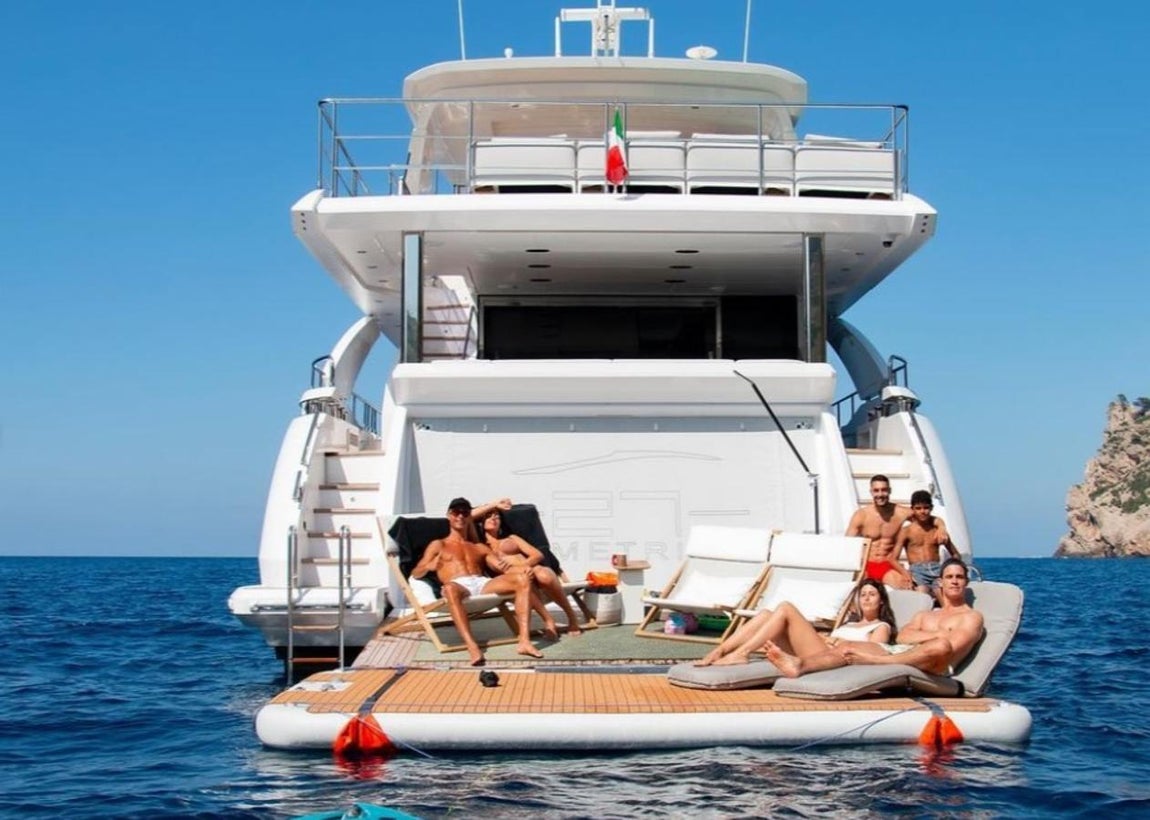 Una inversión rentable. El Azimut Grande 27 está valorado en casi 6 millones de euros y antes de adquirirlo el futbolista acudió acompañado de Georgina al astillero de la casa, en la región toscana de Viareggio.