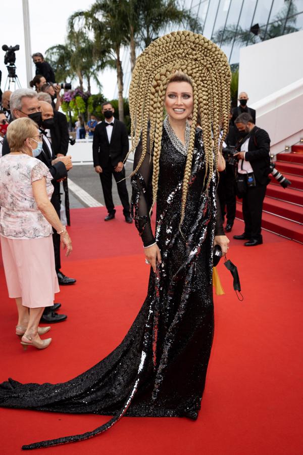 Elena Lenina - Segunda alfombra roja del Festival de Cannes. Su vestido de lentejuelas ya era bastante llamativo de por sí, pero sin duda lo que llamó del todo la atención fue su gran peluca trenzada.