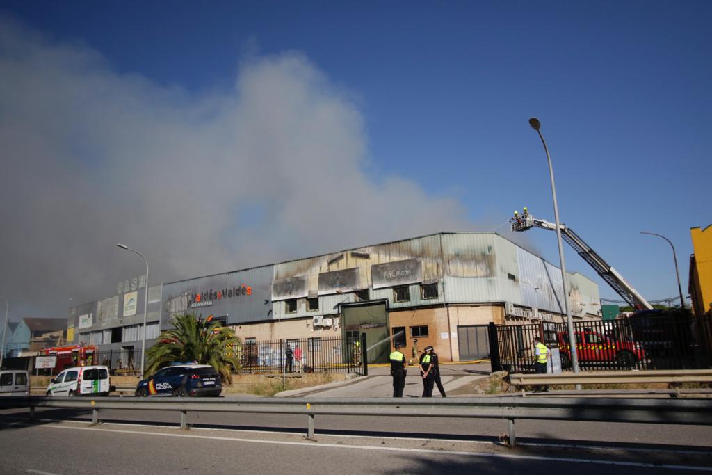 Las espectaculares imágenes del incendio en el polígono industrial Fuente del Rey