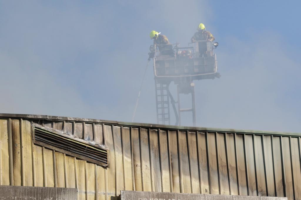 Un incendio en Dos Hermanas afecta a varias naves de un polígono industrial y provoca una gran columna de humo