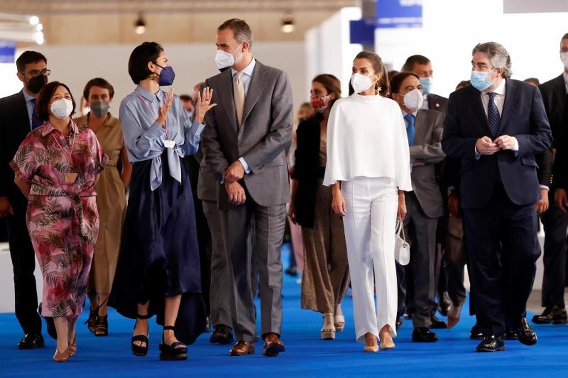 Los reyes Felipe y Letizia junto a la directora de ARCO, Maribel López (i), y el ministro de Cultura, José Manuel Rodríguez (d). Recordemos que la feria de arte contemporáneo ha trasladado su fecha de celebración por la pandemia. 