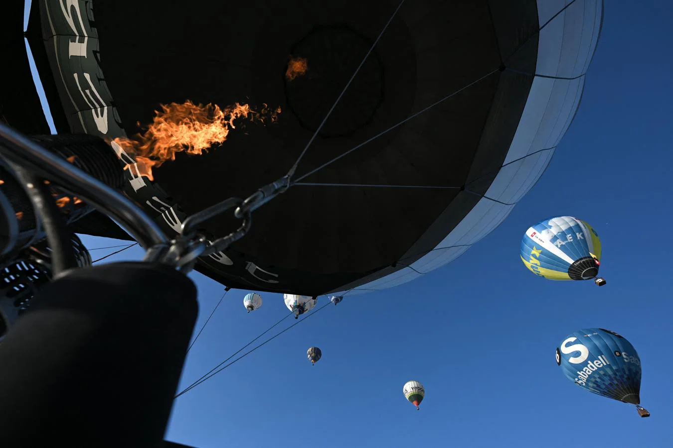 La llama que empuja al globo. Cuarenta pilotos de globos aerostáticos de todo el mundo participan en la edición de este año, limitada por la pandemia