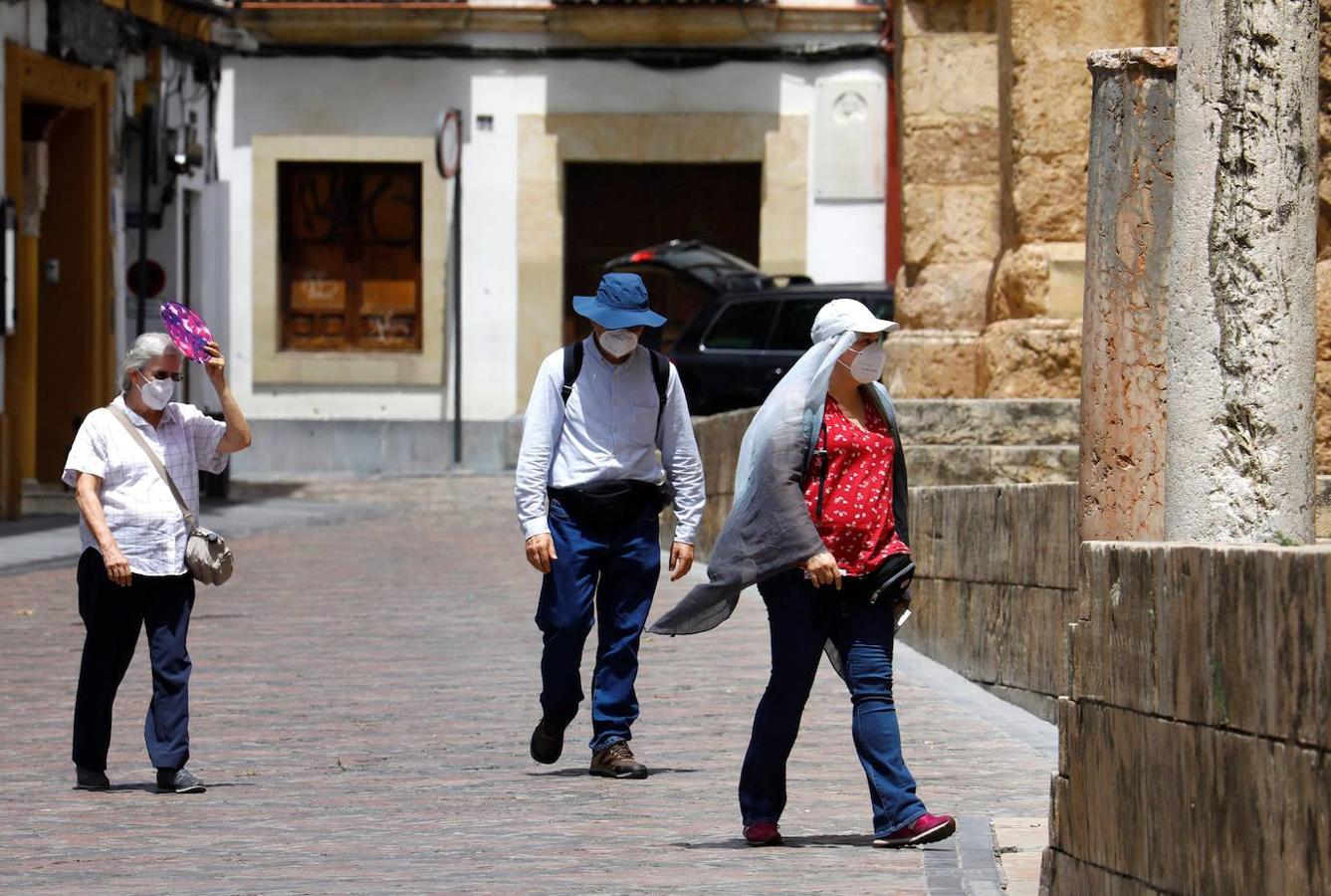 Los viandantes intentan protegerse del sol con todo tipo de gorras y sombreros (Foto tomada en Córdoba). 