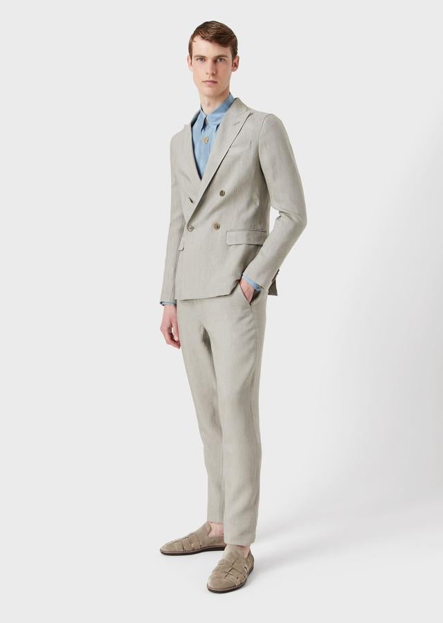 Traje de lino, de Emporio Armani. El un tono llamado por Armani como gris paloma, este traje confeccionado en lino y viscosa será un gran aliado en tus eventos de verano no solo por la frescura que aporta sino por la elegancia que desprende gracias a su americana cruzada y su pantalón recto. Precio: 2.900 euros.