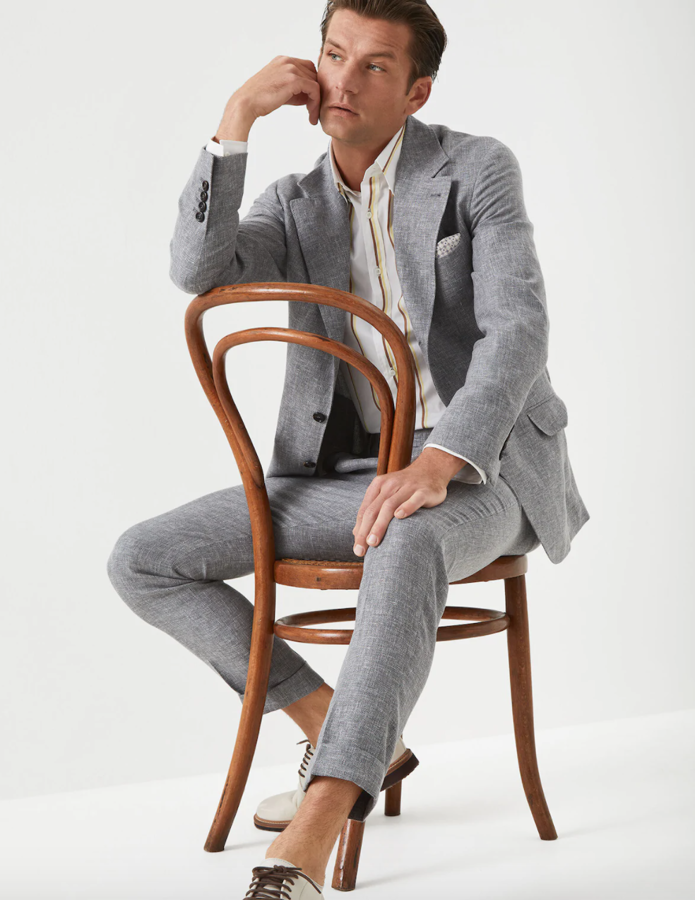 Traje deconstruido de Brunello Cuccinelli. ¿Lo tuyo son los trajes deconstruidos que huyen de la rigidez clásica? Fíjate entonces en uno como este de Brunello Cuccinelli confeccionado en seda, lino y lana. Tiene bolsillos ribeteados con solapa, puños con cuatro botones y cierre tipo tercer botón de cuerno "falso". Precio: 2.300 euros.