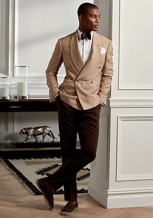 Esmoquin de Purple Label. Para los amantes de un buen esmoquin, este de la línea Purple Label de Ralph Lauren es de seda hecho a mano para ser más ligero con entretela más fina y hombros suaves, de manera que crea un perfil más natural en color camel. Precio: 3.115 euros.