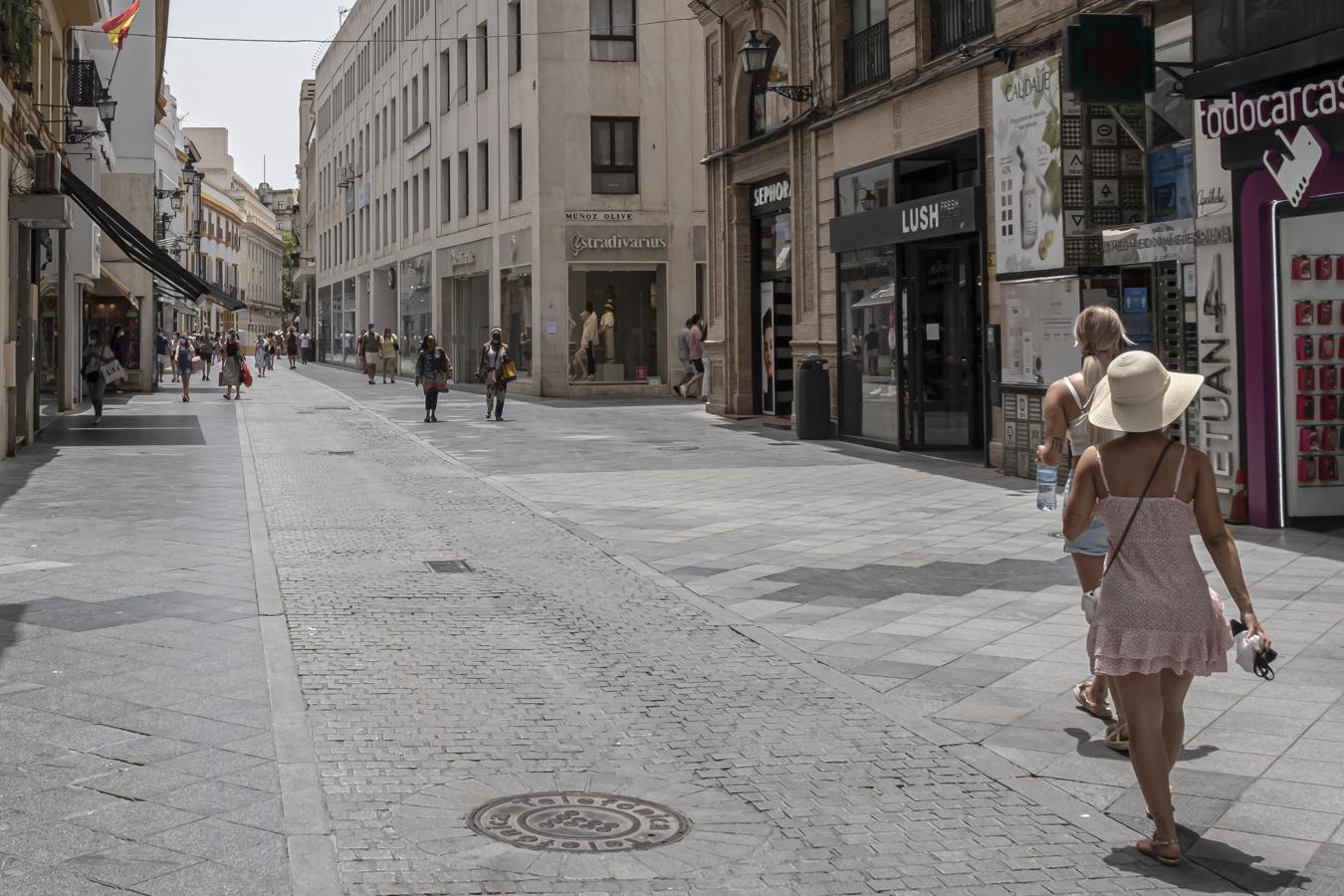 Las altas temperaturas en Sevilla no permiten salir a la calle sin sombrero y sin una botella de agua fría. 