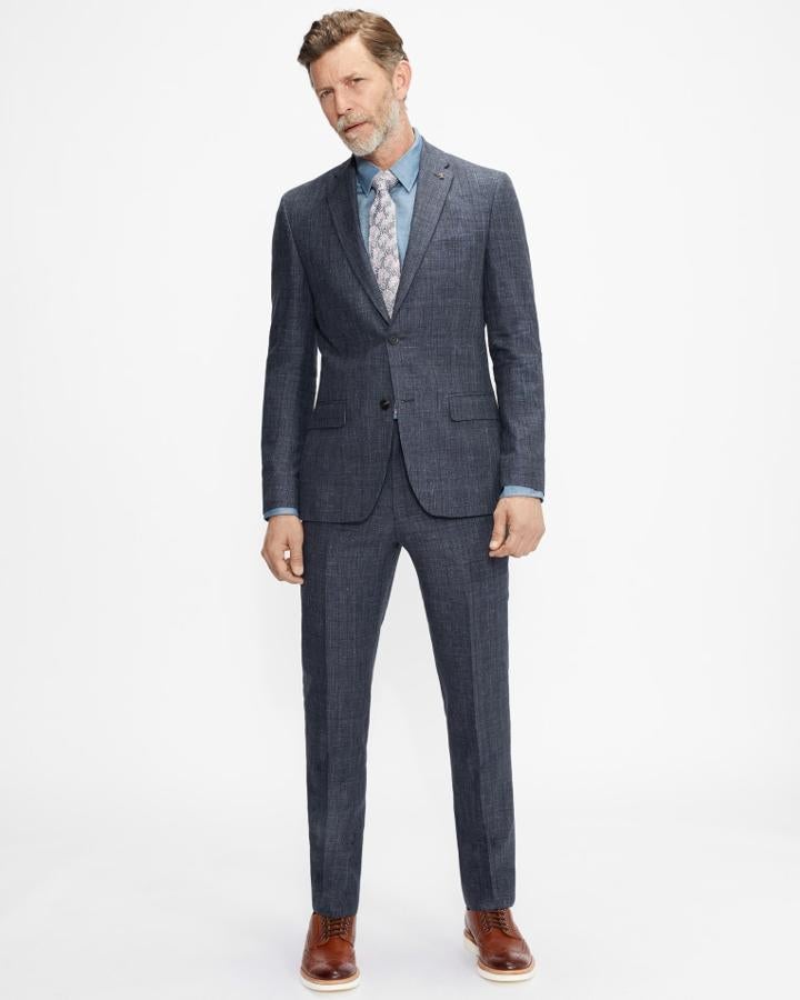 Traje de lino, de Ted Baker. El traje perfecto para cualquier época del año es este confeccionado en mezcla de lino y lana italiana que parece clásico pero no lo es tanto si uno se fija en los pequeños detalles como por ejemplo el corte slim fit de la chaqueta, el diseño de cuadros sutiles por toda la prenda, el pin de solapa o el estampado tropical en el forro, el pañuelo de bolsillo y el interior del cuello. Precio: 515 euros.