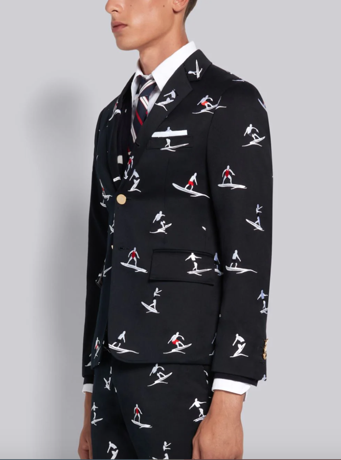 Traje estampado de Thom Browne. Romper con todo es posible con trajes como este azul marino de algodón firmado por Thom Browne con divertido estampado de surfistas. Solo apto para los más atrevidos. Precio: 2 075 euros.