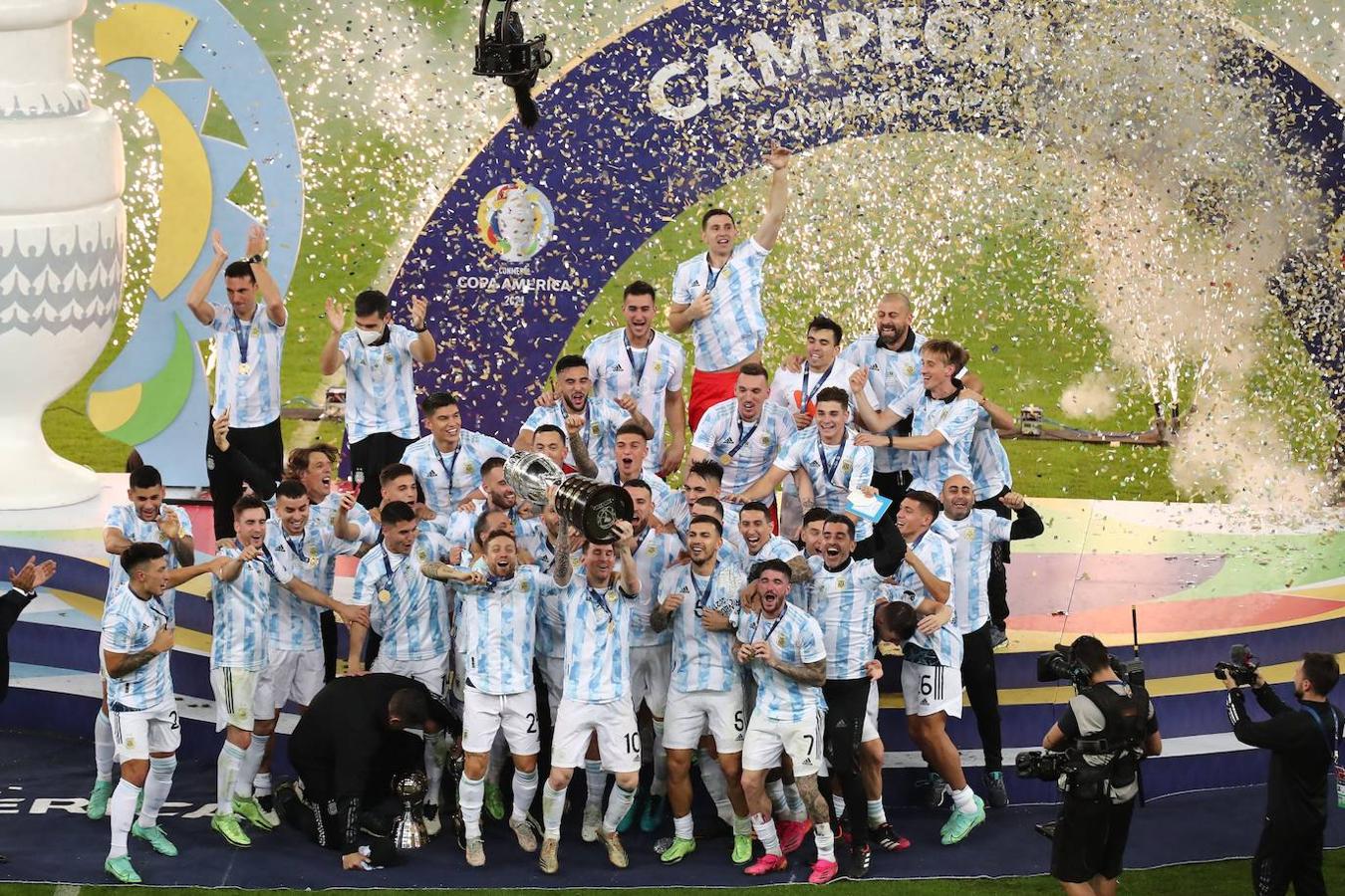 Argentina, campeón en Brasil. Más de un argentino habría firmado un torneo así. La semifinal contra Colombia fue apoteósica, pero la final ante Brasil ha terminado de ser la guinda del pastel. Y en Maracaná, el estadio más mítico de todo el continente.