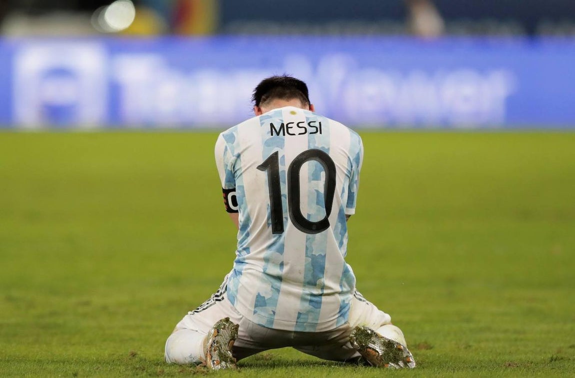 Messi es campeón. 5806 días después de su debut con Argentina, y tras multitud de sinsabores sobre el campo y fuera de él, retirada en falso incluida, Messi logró salir campeón con Argentina.