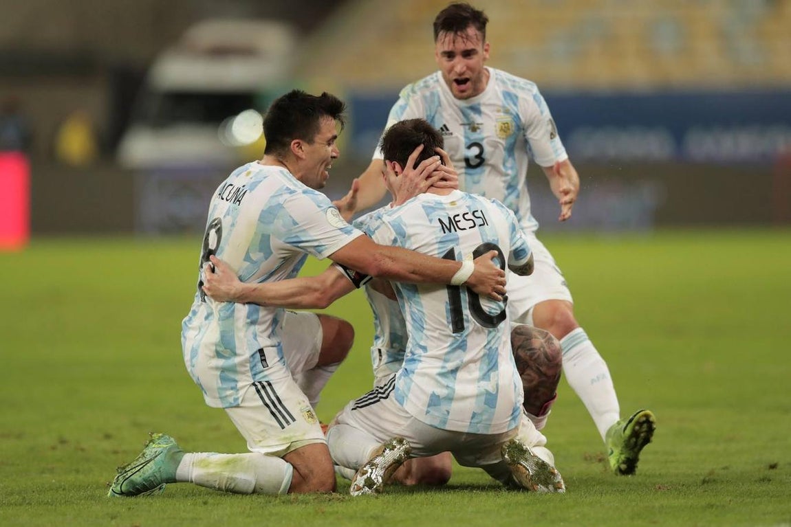 Festejo con el 10. Nada más señalar el árbitro el pitido final, los jugadores de Argentina corrieron a abrazar a Messi. Leo, arrodillado, rompió a llorar; por fin tenía su título con la Albiceleste.