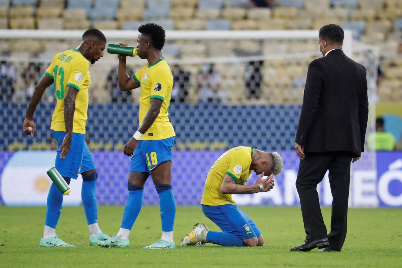 El dolor de Neymar. Brasil estuvo incómodo todo el partido, pero la frescura volvió a estar en las piernas de Neymar. Empezó el encuentro con un sombrerito y dejó constantes arrancadas, solo interrumpidas con falta. Cuando terminó el partido, Ney lloró sobre el césped de Maracaná. Tras perderse la edición de 2019 por lesión, que ganó Brasil, Neymar sigue sin sumar la Copa América a su palmarés.