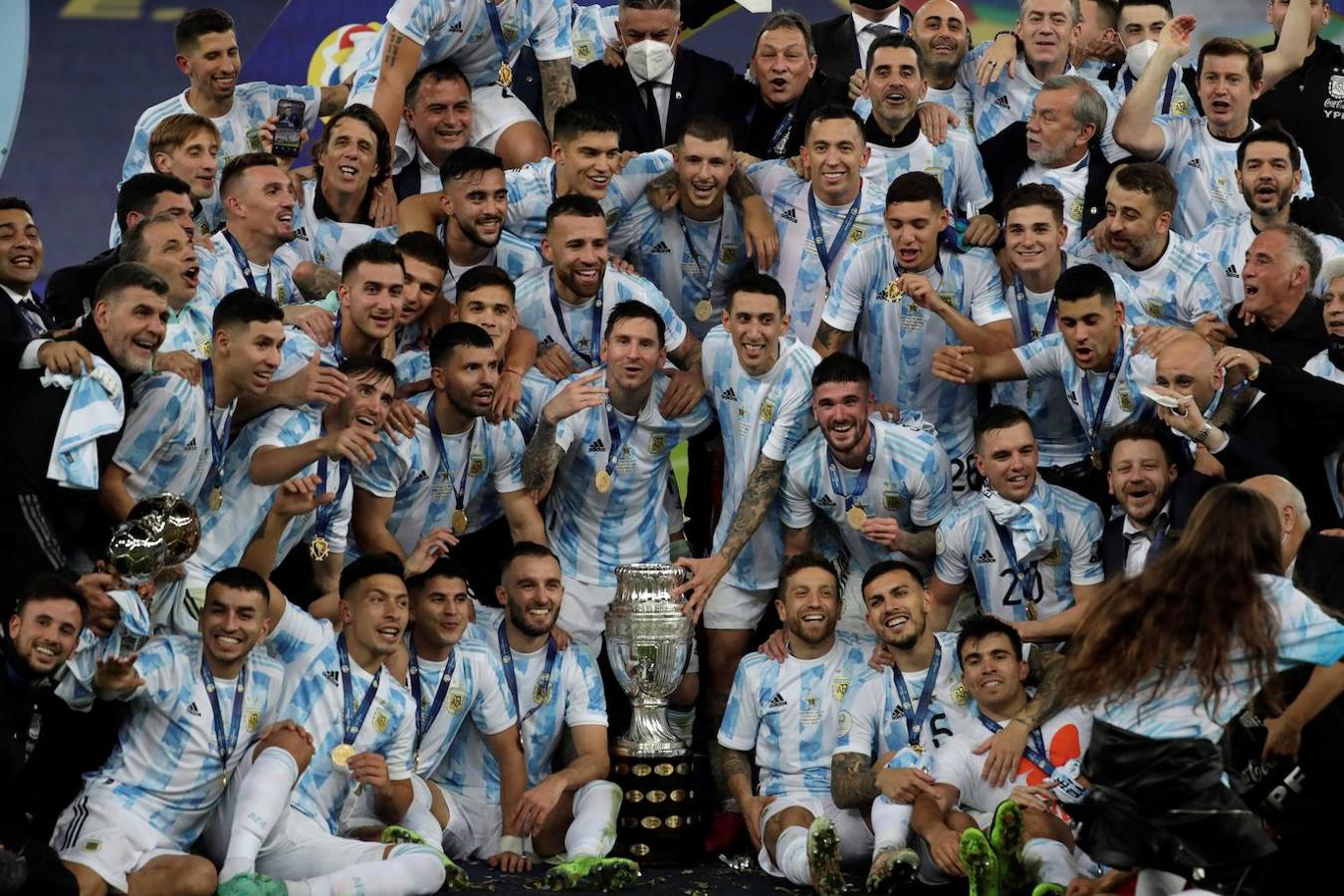 Un equipo. Scaloni, que llegó como interino, ha sabido armar un equipo sólido. Atrás tiene a Emiliano Martínez, portero que llega para quedarse en la meta muchos años. En defensa, veteranos como Otamendi hicieron una final magistral. Más adelante, el seleccionador ha logrado aunar talento joven, como De Paul, con vieja guardia, como Messi o Di María.