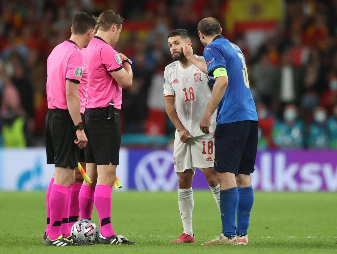Chiellini y Alba. La semifinal entre Italia y España dejó una imagen curiosa. Durante el sorteo de capitanes antes de la tanda de penaltis, Chiellini y Jordi Alba se vieron las caras. Por un lado, el español, serio, y por el otro, un italiano guasón que dedicó una serie de carantoñas a su rival. No parecieron hacerle mucha gracia al futbolista del Barcelona.