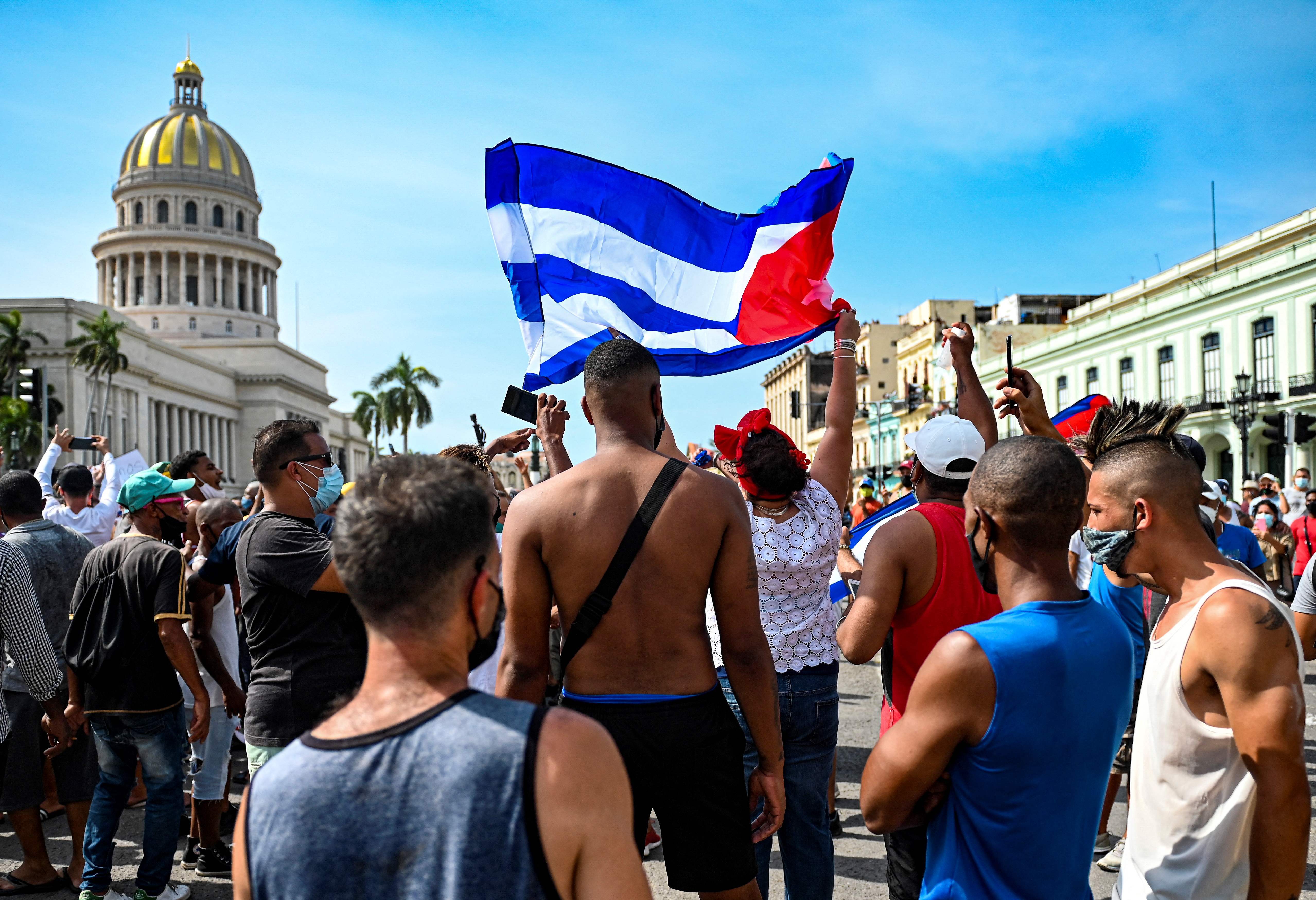 Cientos de cubanos salieron este domingo a las calles de La Habana al grito de «libertad». 