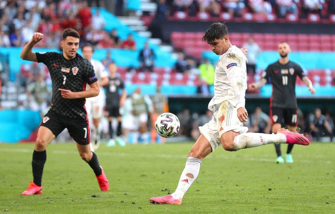 El gol de Morata. Estaba siendo discutido hasta el punto de que Luis Enrique afirmó que jugarían "él y diez más". Ya había marcado contra Polonia en la fase de grupos, pero el momento de Morata llegó en los octavos de final ante Croacia. Su golazo en la prórroga evitó los penaltis y puso a España con un pie y medio en los cuartos de final. Ante Italia, de nuevo, volvería a ver puerta, aunque luego fallaría su penalti en la tanda.