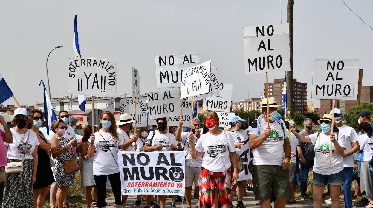 La protesta contra el muro del AVE en Talavera, en imágenes