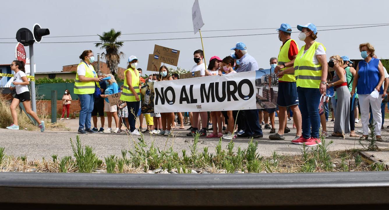 La protesta contra el muro del AVE en Talavera, en imágenes