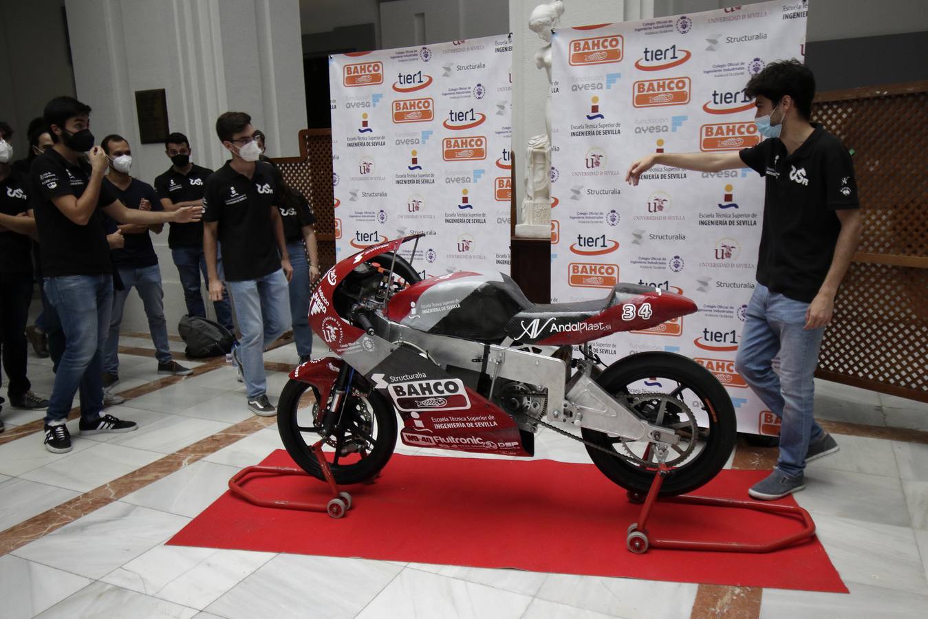 El equipo US Racing de la Universidad de Sevilla presentó este martes su nueva moto de competición.