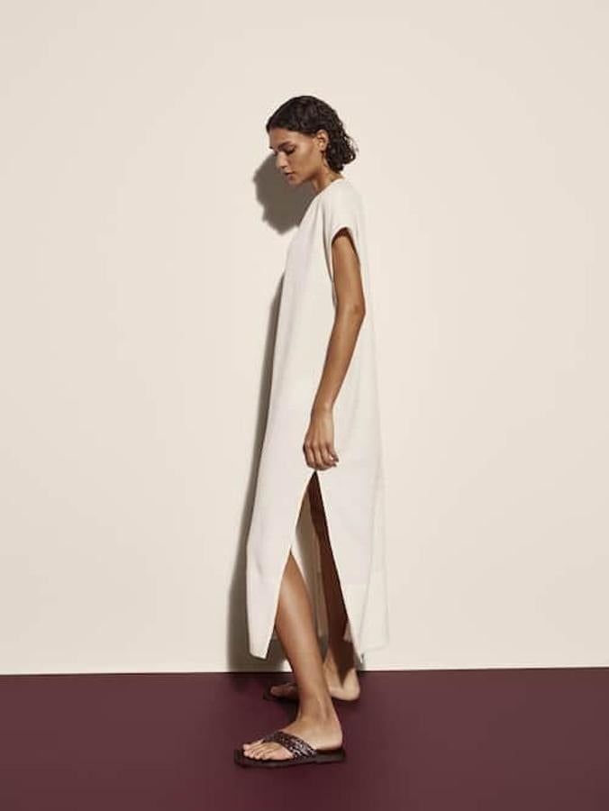 Vestido con escote en pico de lino y algodón de Massimo Dutti (49,99€). 