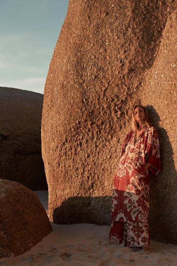 Vestido tipo túnica en lino estampado de Zara (25,99€). 