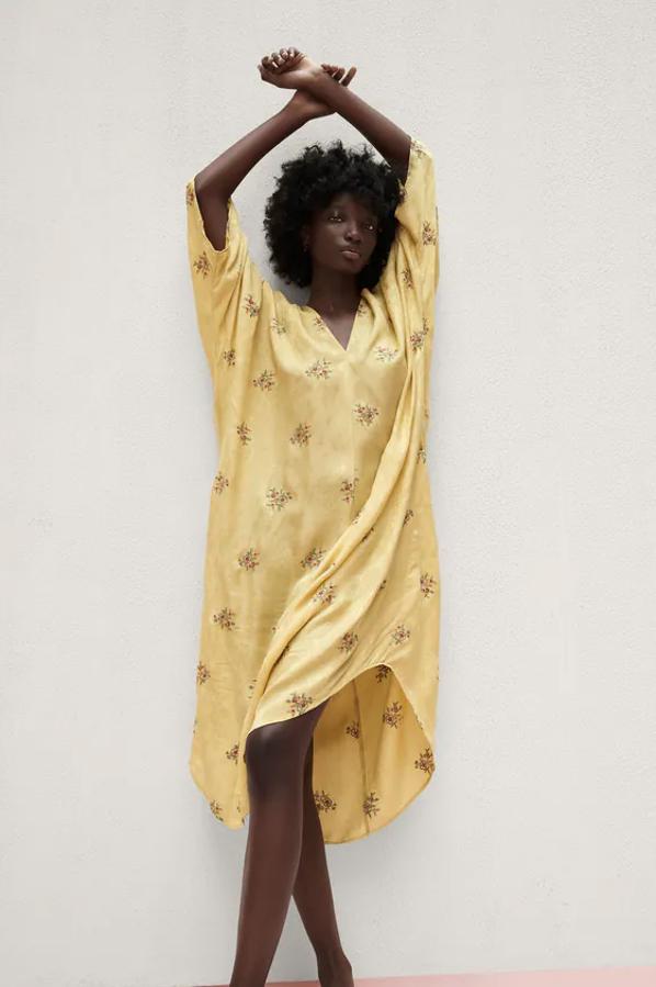 Vestido túnica en color amarillo con detalles bordados de Zara (25,99€). 