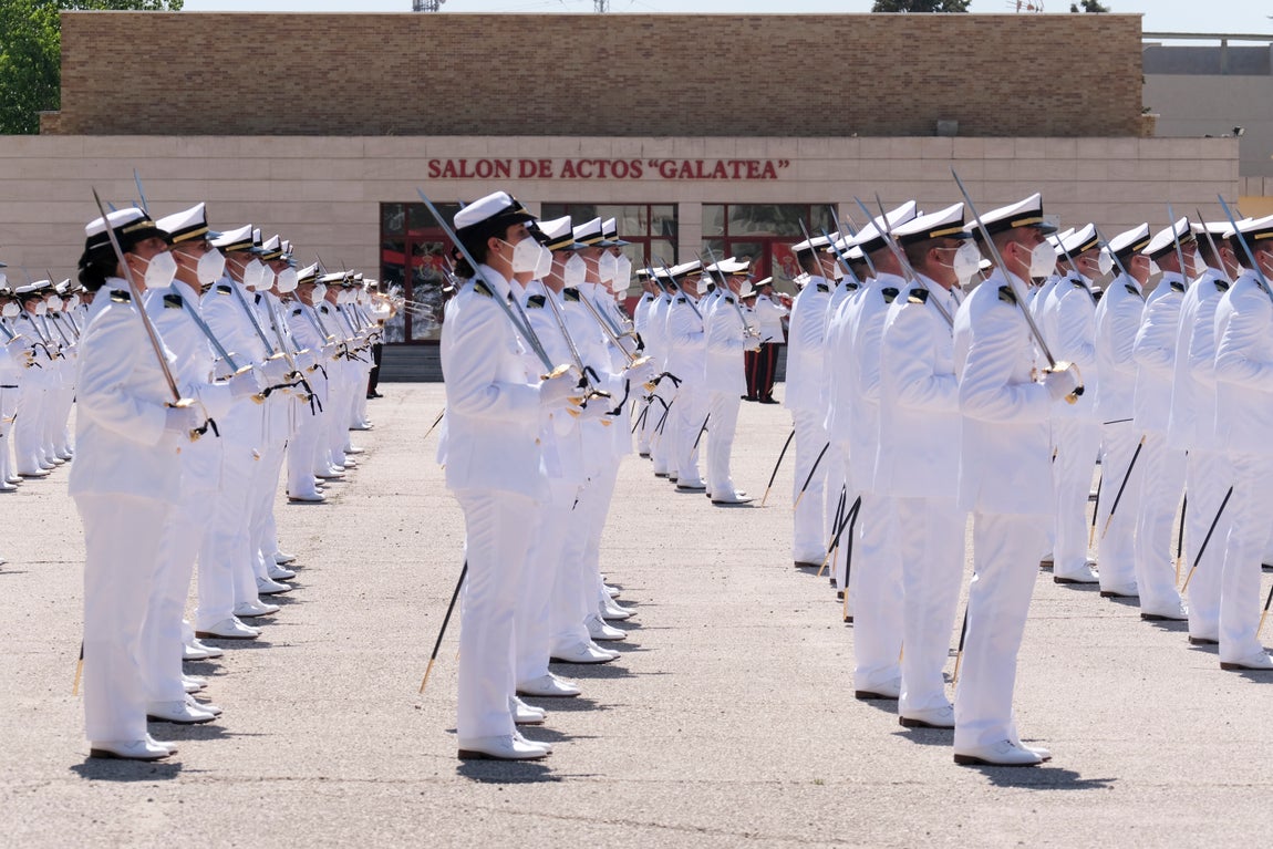 En imágenes: Así ha sido la entrega de despachos a los nuevos suboficiales de la Armada