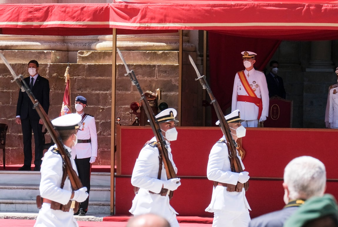 En imágenes: Así ha sido la entrega de despachos a los nuevos suboficiales de la Armada