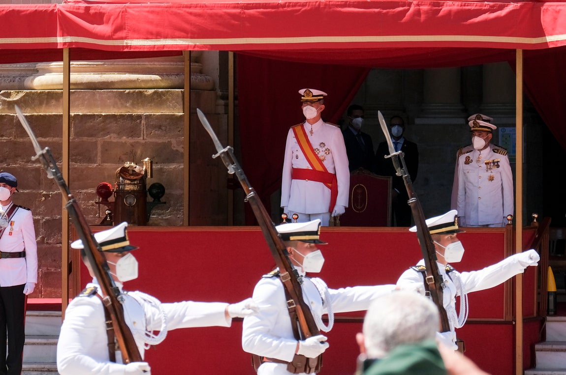 En imágenes: Así ha sido la entrega de despachos a los nuevos suboficiales de la Armada