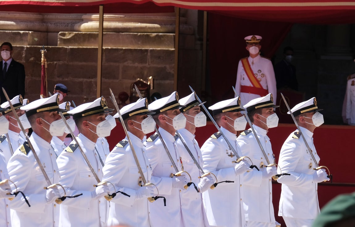 En imágenes: Así ha sido la entrega de despachos a los nuevos suboficiales de la Armada