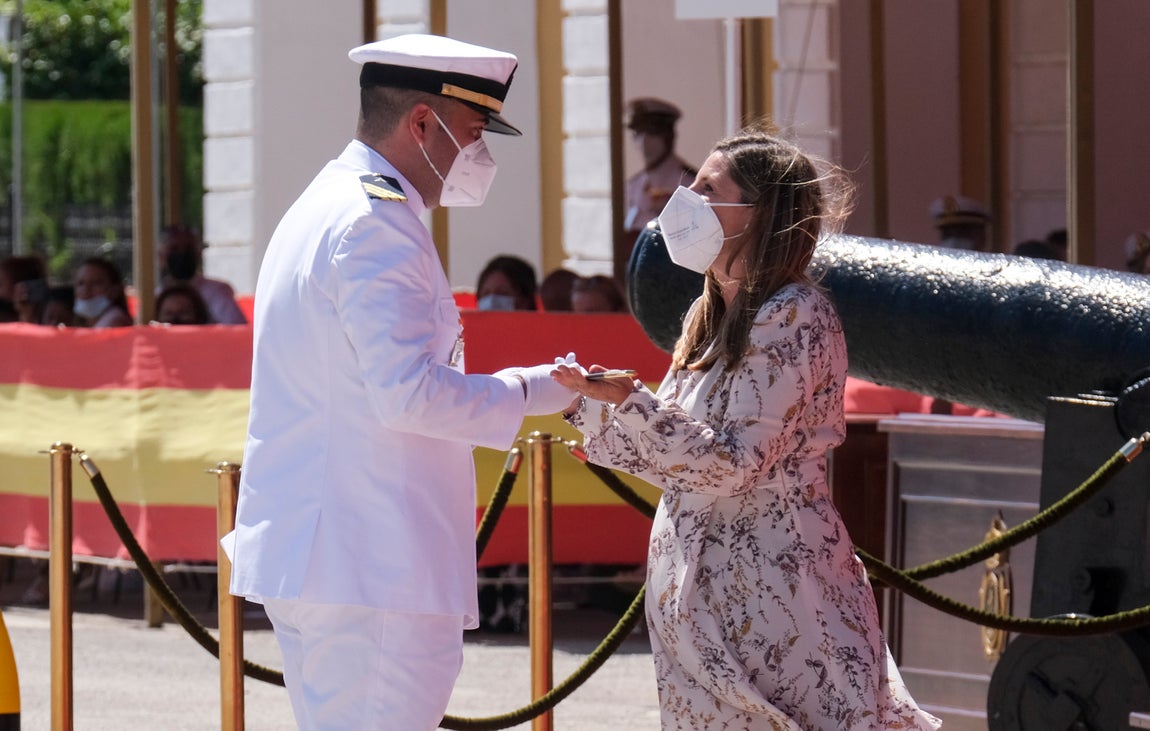 En imágenes: Así ha sido la entrega de despachos a los nuevos suboficiales de la Armada