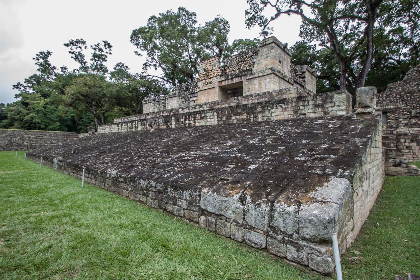 Una gran fuente de información de la cultura maya. Ubicadas en el sur de lo que se conoce como La Ruta Maya, las Ruinas de Copán alcanzaron su esplendor entre los siglos V y IX de nuestra era y fueron reconocidas por la Unesco como Patrimonio de la Humanidad en 1980. Destaca en el Parque Arqueológico de Copán Ruinas, la Escalinata de Jeroglíficos, que contiene el texto escrito más extenso del mundo y que cuenta con más de 2000 signos o glifos, que así es como se denomina a la escritura maya.