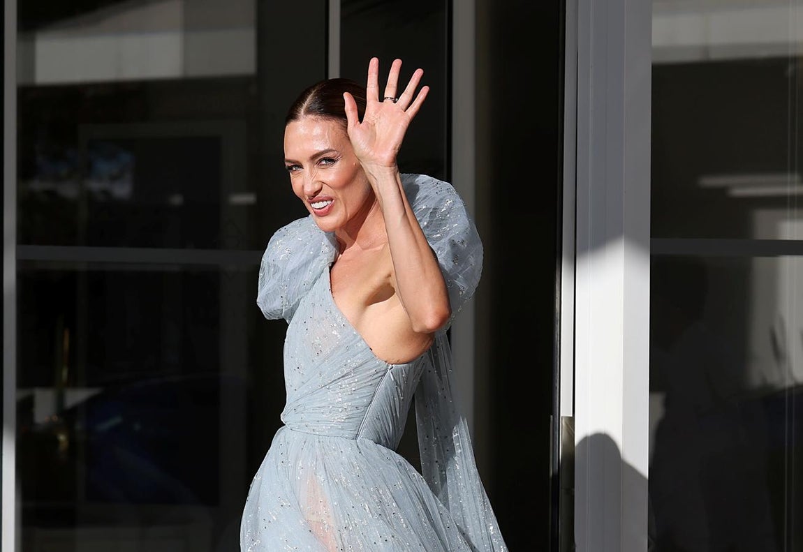 Nieves Álvarez. Con un diseño espectacular asimétrico con lazada en un hombre de la colección de Alta Costura Otoño/invierno 2020-2021 de Elie Saab.