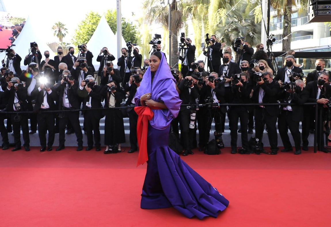 Tina Kunakey. Con un llamativo diseñor tricolor con capa de la colección de Alta Costura de Valentino, firmado por Pierpaolo Piccioli.