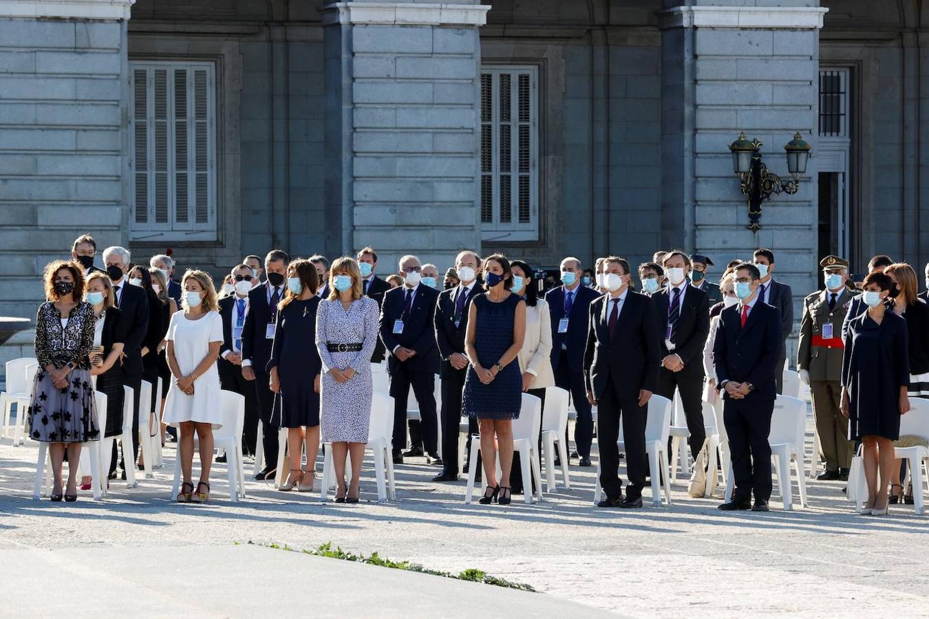 Miembros del Gobierno y otros asistentes al acto de homenaje de estado a las víctimas del coronavirus. 