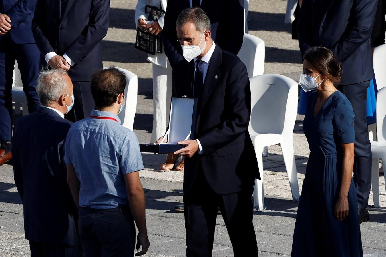 El Rey Felipe VI y la Reina Letizia, entregan una de las cuatro Grandes Cruces de la Orden del Mérito Civil, en representación de todas y todos los sanitarios homenajeados. 