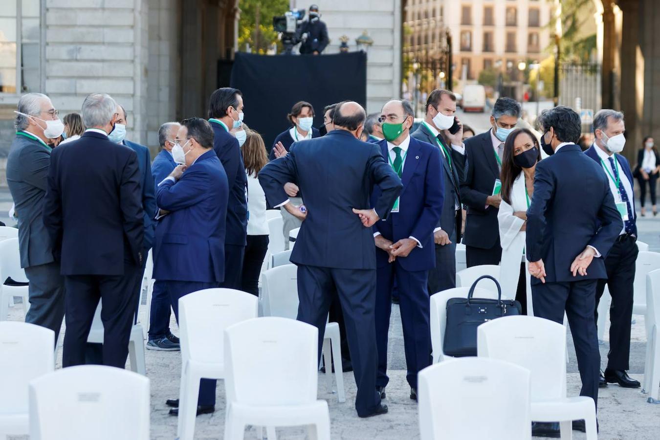 El presidente y consejero delegado de Iberdrola, Ignacio Galán, entre los asistentes al acto de homenaje de estado a las víctimas de la pandemia. 